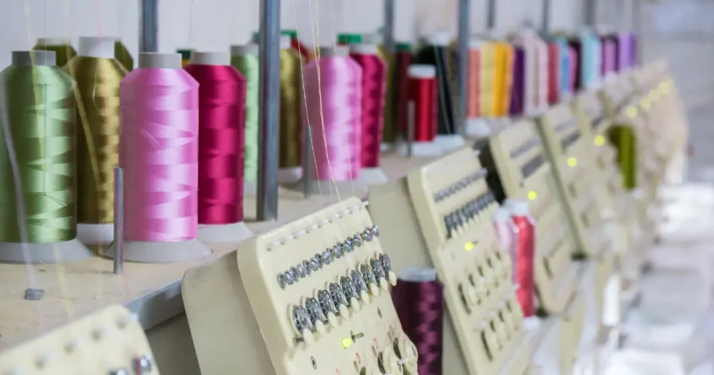 Bobines de fil à broder de toutes les couleurs dans l’atelier de L’Atelier du Peignoir