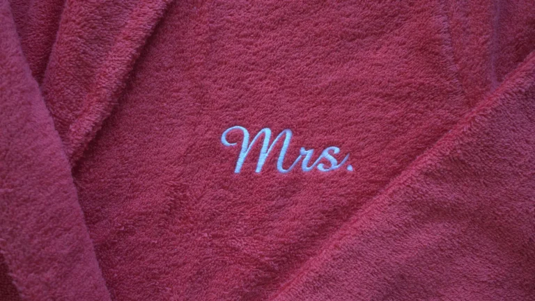 Peignoir brodé « Mrs »