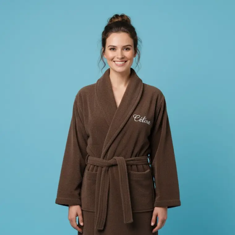 Peignoir femme marron brodé au prénom « Céline » en fil clair