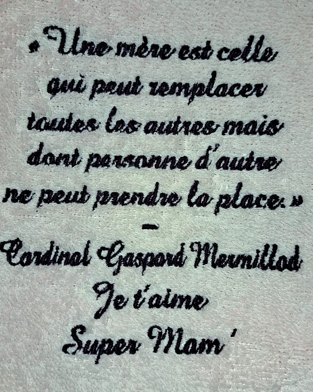 Peignoir gris clair brodé d’une citation pour la fête des mères, en fil noir