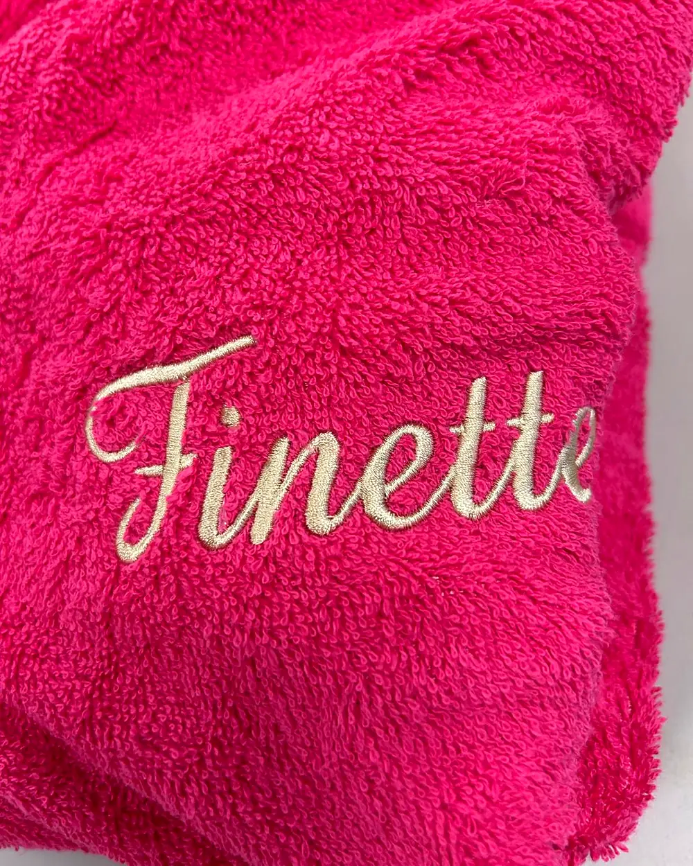 Peignoir fuchsia brodé au surnom « Finette » en fil écru