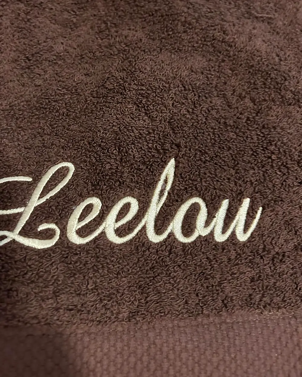 Peignoir chocolat brodé au prénom « Leelou » en fil écru