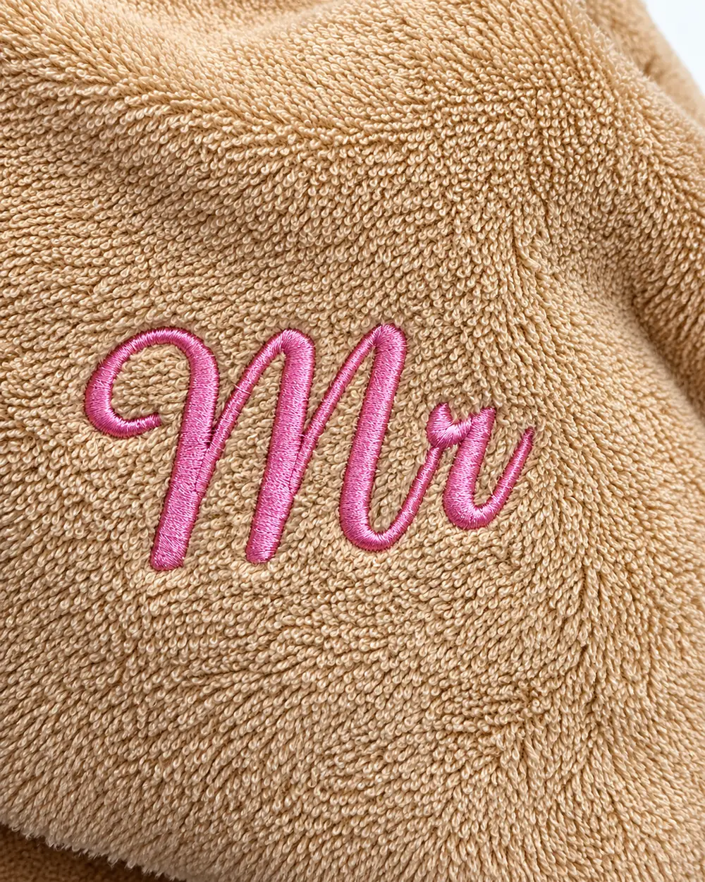 Peignoir de mariage beige brodé « Mr » en fil rose