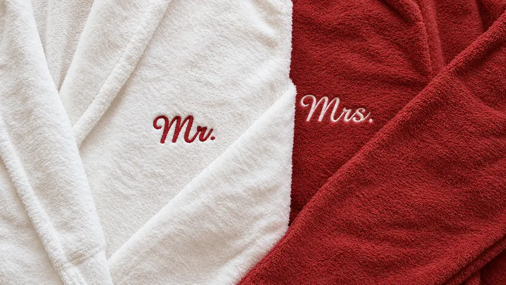 Peignoirs de mariage blanc et rouge brodés « Mr. » et « Mrs. »