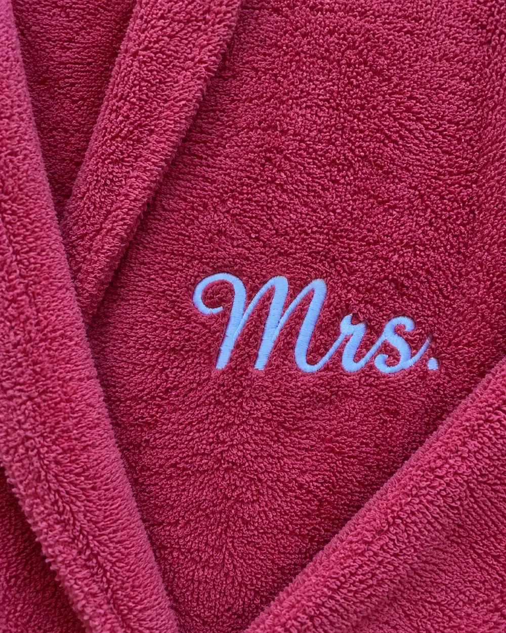 Peignoir de mariage framboise brodé « Mrs. » en fil bleu