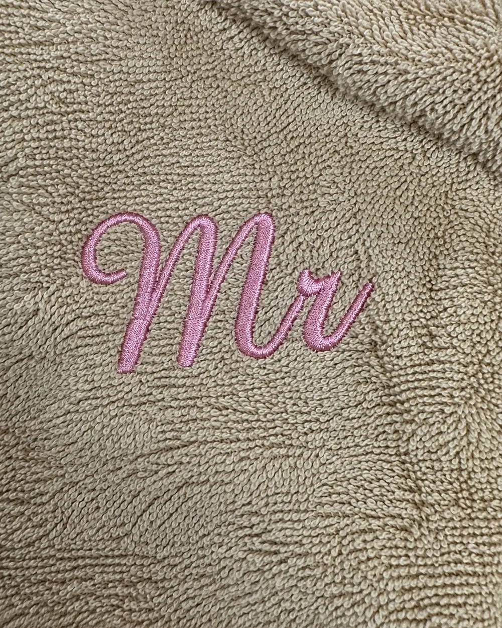 Peignoir personnalisé mariage sable brodé « Mr » en fil rose