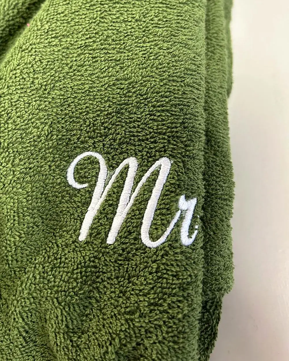 Peignoir de couple vert olive brodé « Mr » en fil blanc