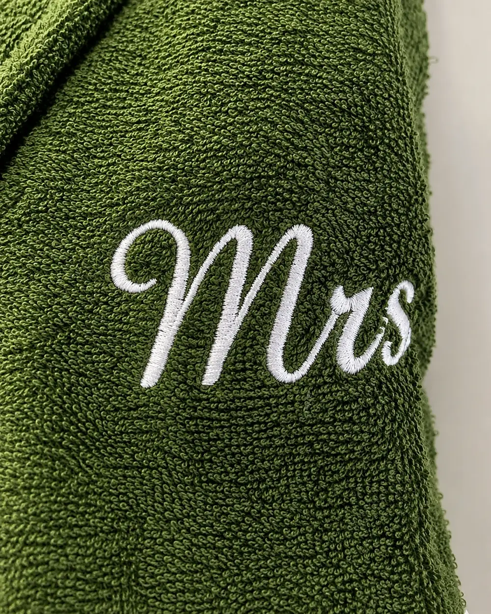 Peignoir de couple vert olive brodé « Mrs », assorti, en fil blanc