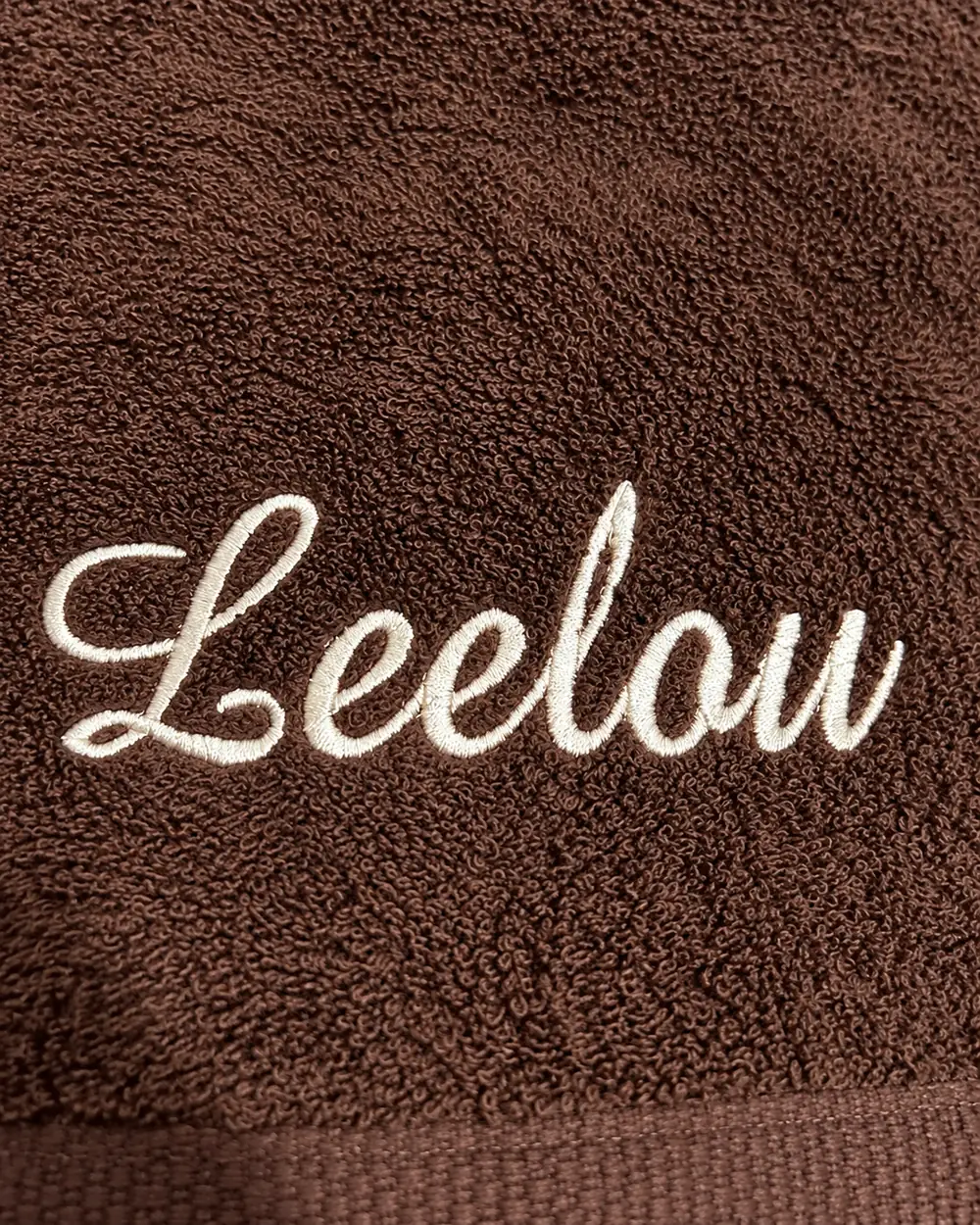 Peignoir chocolat brodé au prénom « Leelou » en fil écru, pour elle
