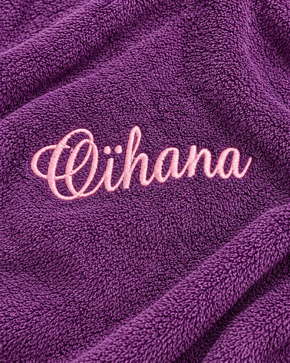 Peignoir femme violet brodé au prénom « Oihana » en fil rose