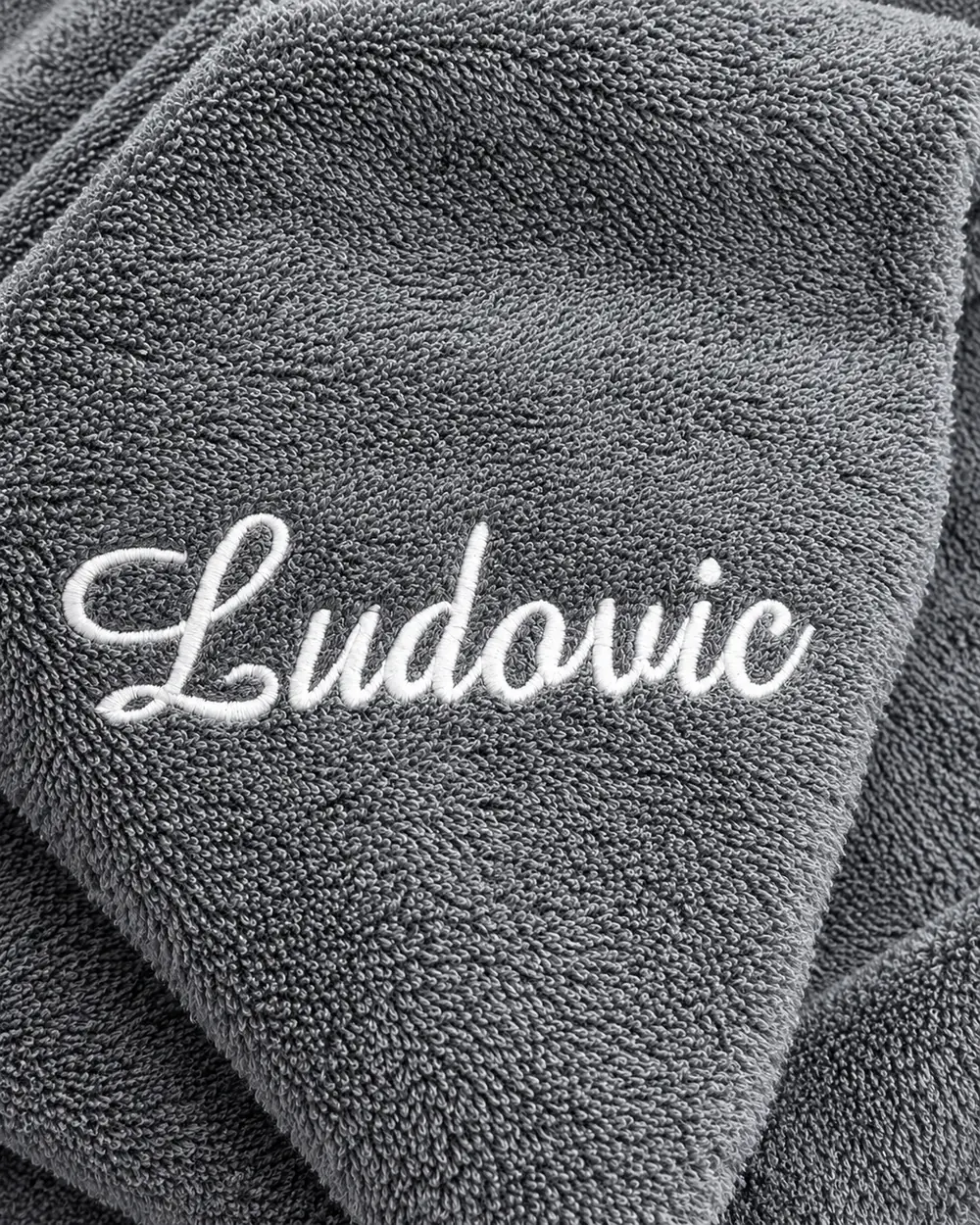 Peignoir gris brodé au prénom « Ludovic » en fil écru, pour lui