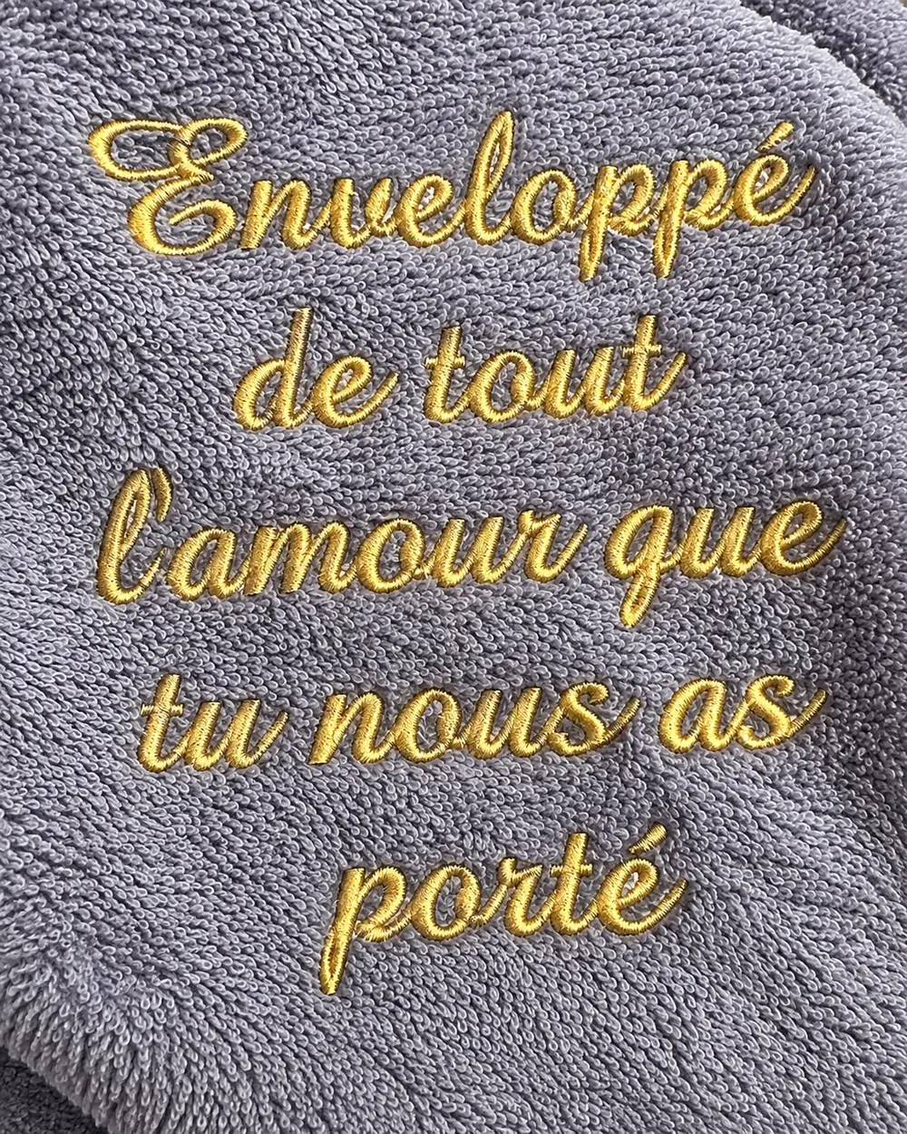 Commande exceptionnelle : peignoir gris brodé d'un message d'amour sur cinq lignes en fil doré
