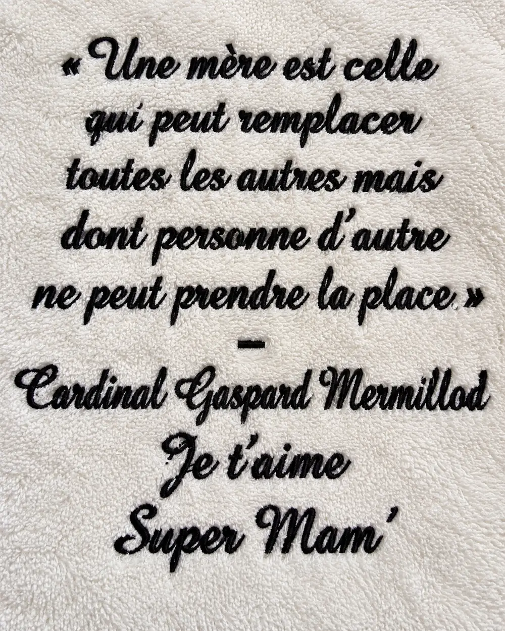 Commande exceptionnelle : peignoir gris clair brodé d'une citation sur huit lignes en fil noir