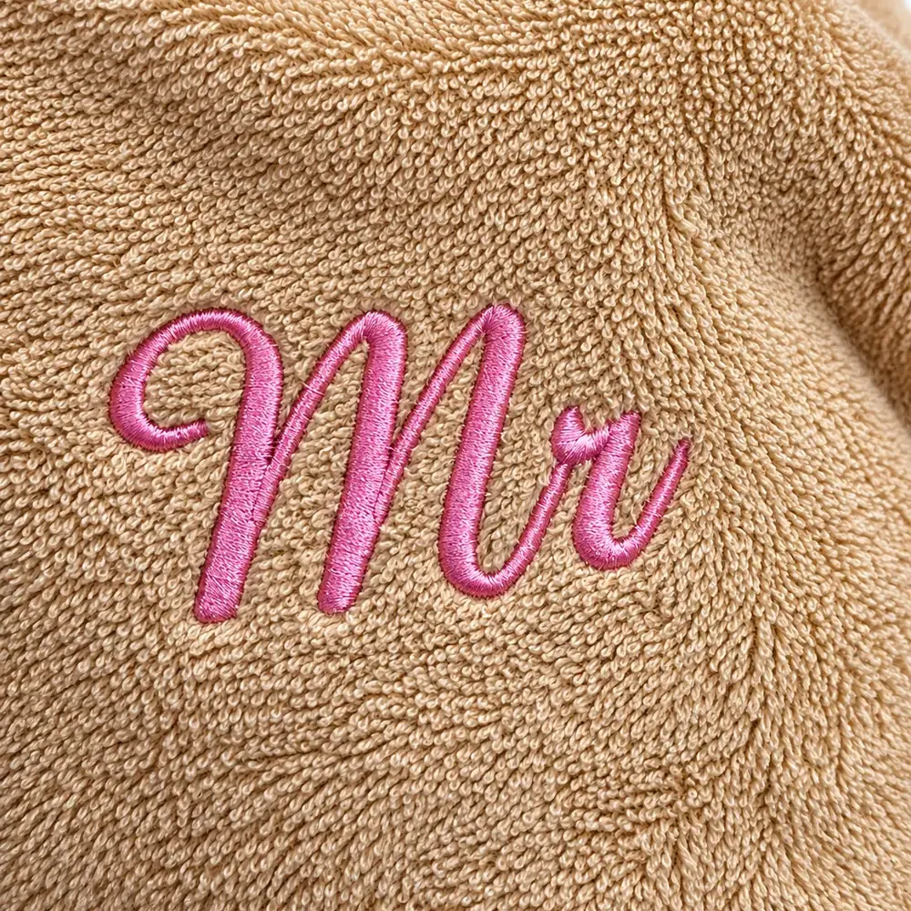 Drap de bain personnalisé beige, brodé « Mr » en fil rose