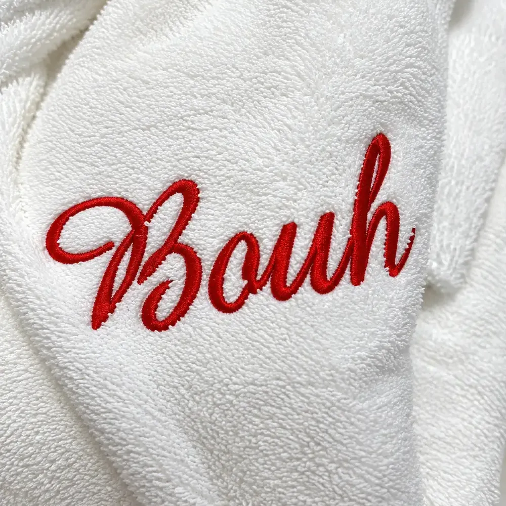 Drap de bain personnalisé blanc, brodé « Bouh » en fil rouge