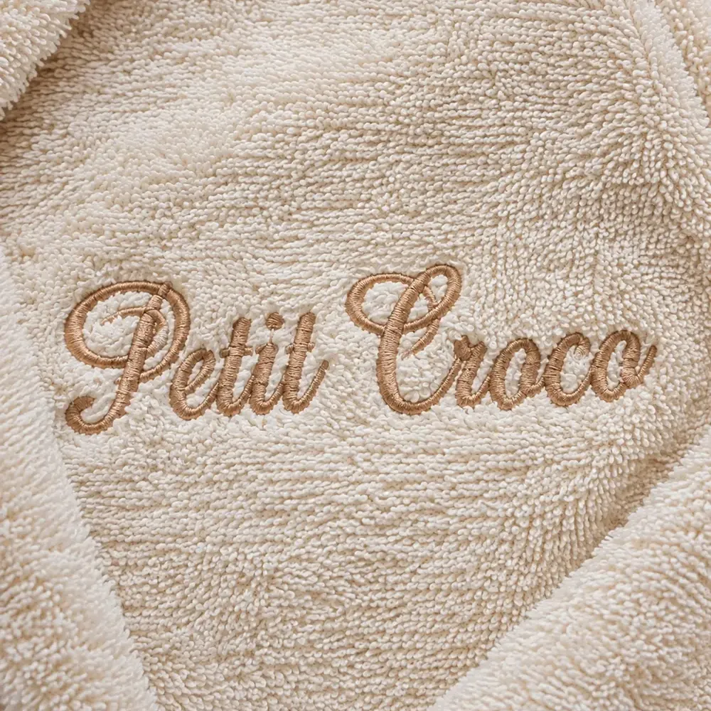 Drap de bain personnalisé écru, brodé « Petit Croco » en fil beige