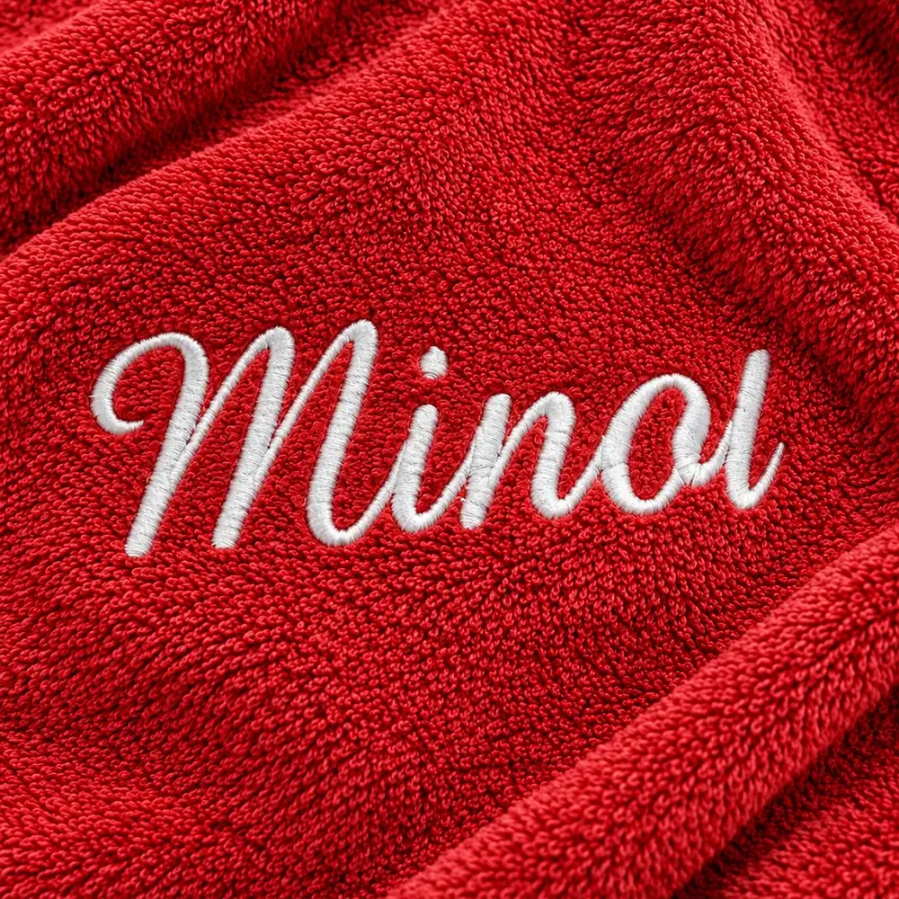 Drap de bain personnalisé rouge, brodé « Minou » en fil blanc
