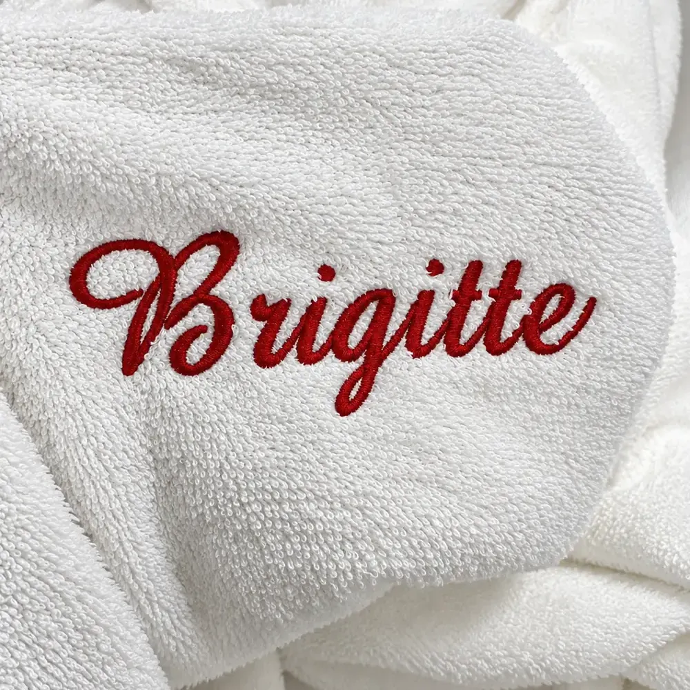 Serviette de bain personnalisée blanche, brodée au prénom « Brigitte » en fil rouge