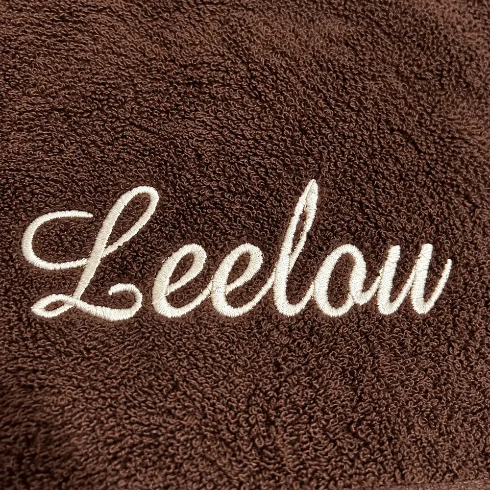 Serviette de bain personnalisée chocolat, brodée au prénom « Leelou » en fil écru
