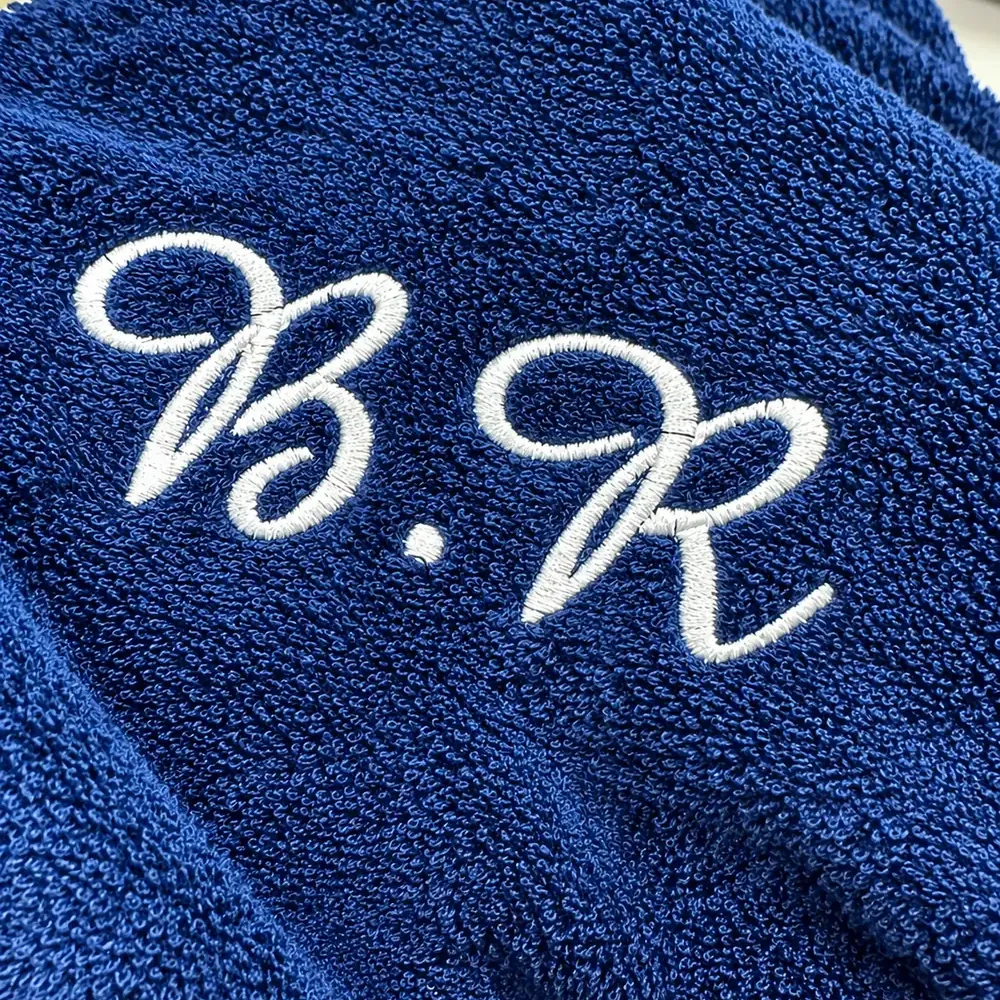Serviette de bain personnalisée marine, brodée des initiales « B.R » en fil blanc